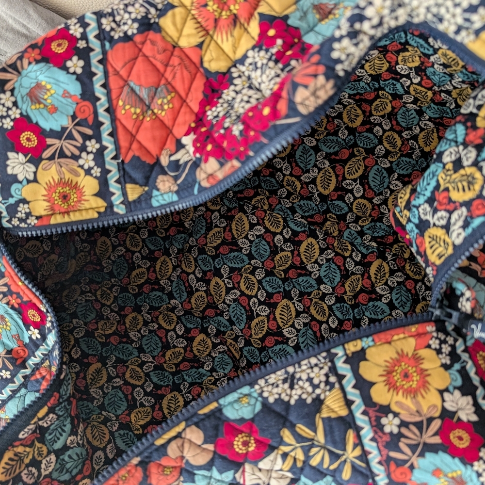 Vera Bradley Medium Duffle Excellent Happy Snails - Picture 7 of 13